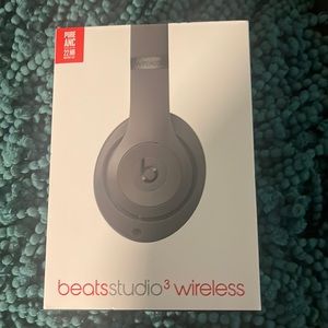 Studio 3. Wireless Matte Grey headphones.